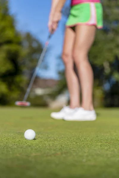 Adorável loira golfinho feminino desfrutando de uma rodada de golfe em um campo de golfe público — Fotografia de Stock