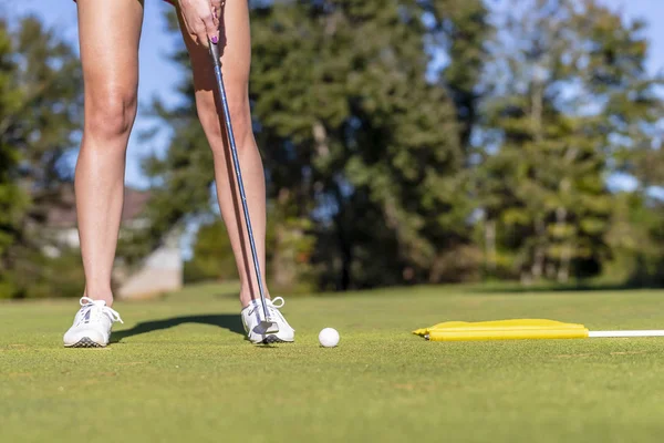 Adorável loira golfinho feminino desfrutando de uma rodada de golfe em um campo de golfe público — Fotografia de Stock