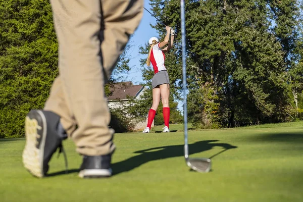 사랑스러운 금발의 여성 골프 를 즐기는 a 라운드 의 골프 에 a 공공 골프 코스 — 스톡 사진