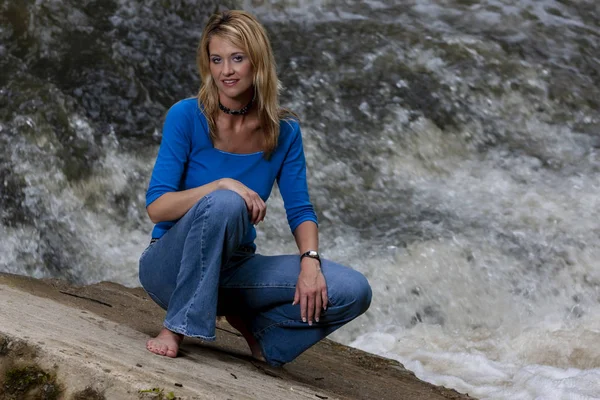 Gorgeous Blonde Model Enjoying The Warm Weather Near A Waterfall — Stock Photo, Image