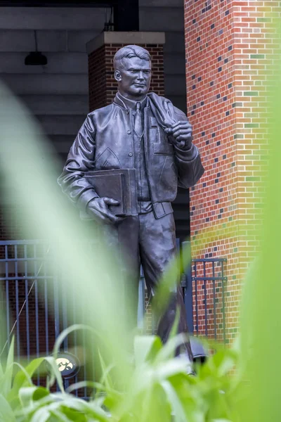 Статуя Нілу Кінніка на кампусі університету Айови — стокове фото