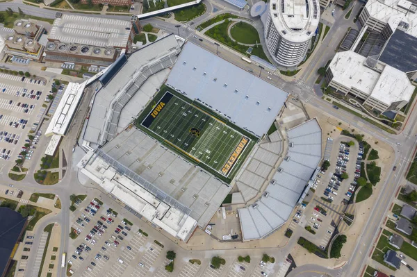 爱荷华大学校园金尼克体育场的鸟瞰图 — 图库照片