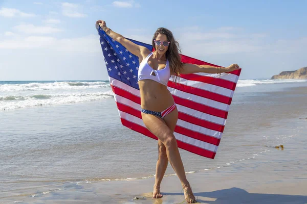 A Lovely Patriotic Brunette modell jelent a tengerparton egy ame — Stock Fotó