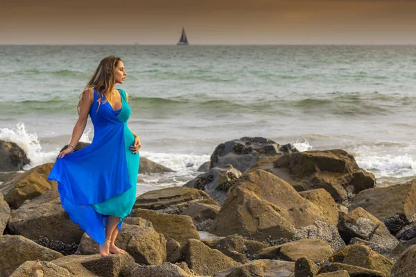 Bella bruna latina modella posa all'aperto su una spiaggia al tramonto — Foto Stock
