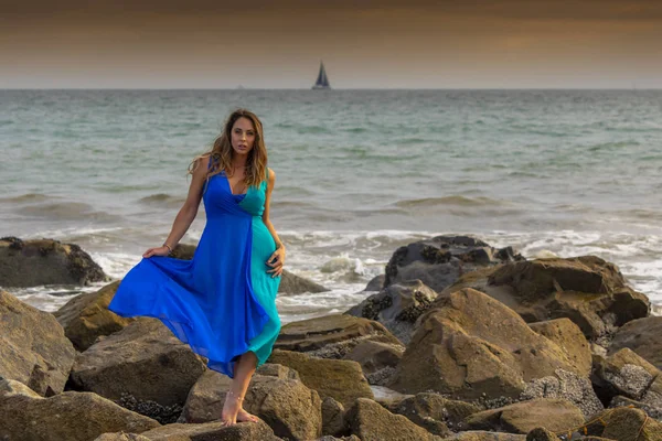 Belle Brunette modèle latin pose en plein air sur une plage au coucher du soleil — Photo