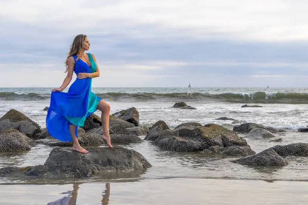 Belle Brunette modèle latin pose en plein air sur une plage au coucher du soleil — Photo