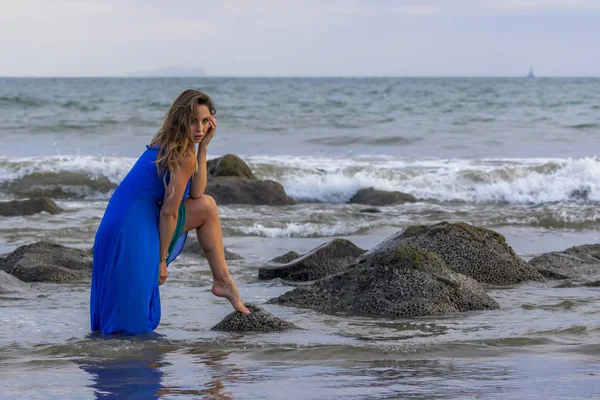 Bella bruna latina modella posa all'aperto su una spiaggia al tramonto — Foto Stock