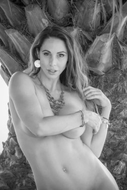 Güzel Bir Esmer Model Kıyıları yakınında Çıplak Outdoors Pozlar