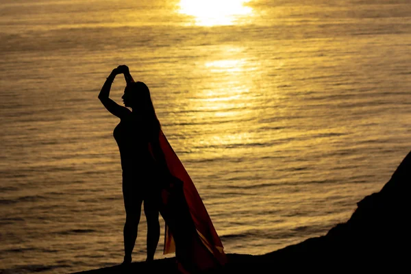 Bella bruna Bikini Modello Rilassante sulla linea costiera al tramonto — Foto Stock