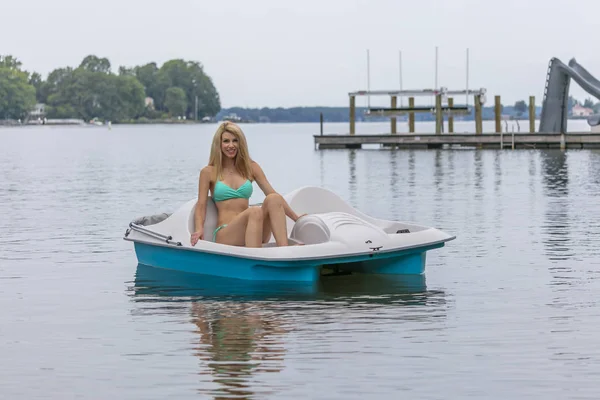 Schönes Bikini-Modell entspannt sich auf einem Boot — Stockfoto