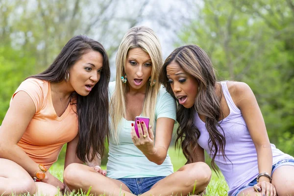 3 Mädchen genießen den Park — Stockfoto