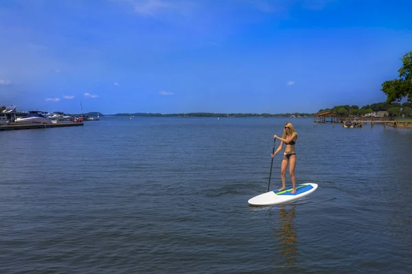 Gyönyörű Bikini Model relaxáló egy lapát Board — Stock Fotó