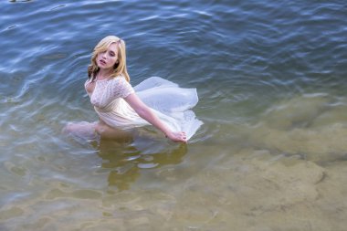 A Lovely Blonde Model Gölde Bir Gün Sahiptir