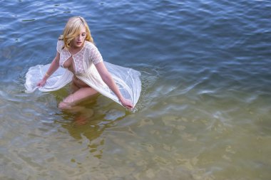 A Lovely Blonde Model Gölde Bir Gün Sahiptir