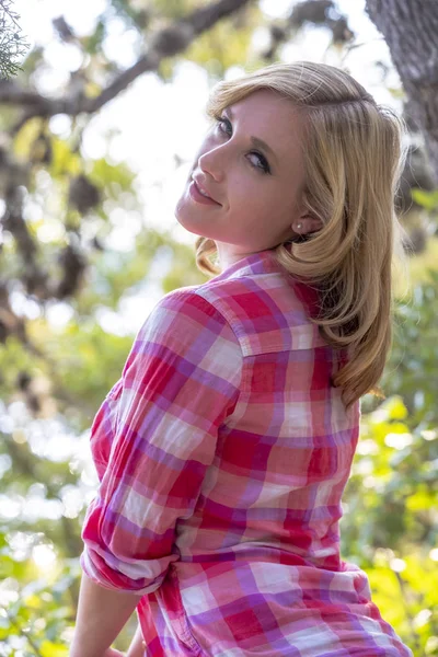 Una encantadora modelo rubia disfruta de un día de verano al aire libre en el parque —  Fotos de Stock