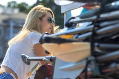 Güzel Bikini Modeli Bir Paddle Board On Rahatlatıcı