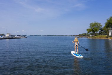 Güzel Bikini Modeli Bir Paddle Board On Rahatlatıcı
