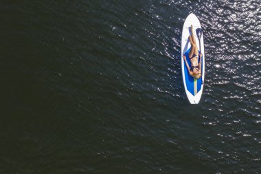 Güzel Bikini Modeli Bir Paddle Board On Rahatlatıcı