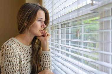 Güzel Bir Esmer Lingerie Model Bir Ev Env İç Çamaşırı Pozlar