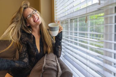 Güzel Bir Esmer Lingerie Model Bir Ev Env İç Çamaşırı Pozlar