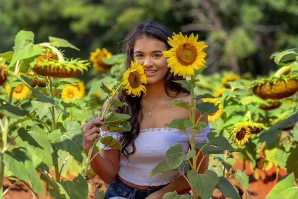 Bella asiatico bruna modello in posa in un campo di fiori — Foto Stock