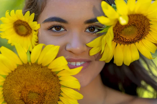 Bella asiatico bruna modello in posa in un campo di fiori — Foto Stock