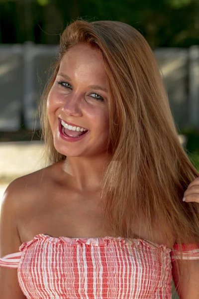 En härlig brunett baddräkt modell åtnjuter sin semester vid poolen — Stockfoto