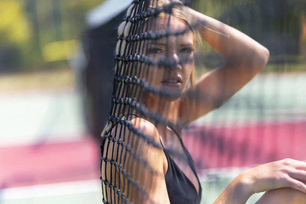 Een mooi blond model speelt tennis op een warme zomerdag — Stockfoto