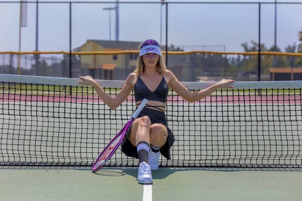 Een mooi blond model speelt tennis op een warme zomerdag — Stockfoto