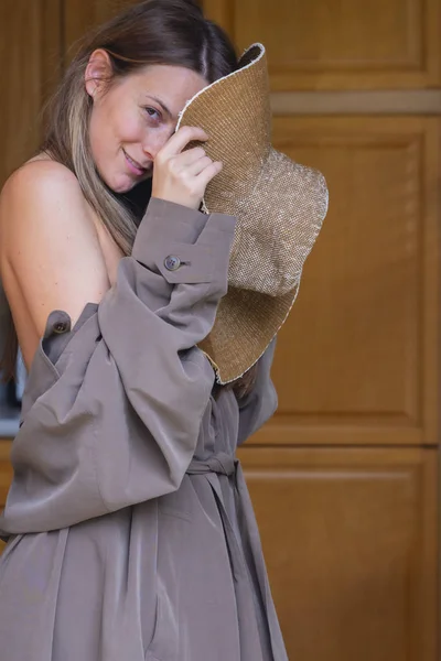 En härlig brunett underkläder modell poserar i underkläder i ett hem ENV — Stockfoto