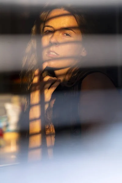 Uma linda morena Lingerie modelo Poses em Lingerie em uma casa Env — Fotografia de Stock