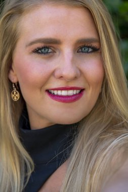 A Lovely Blonde Model Park'ta Bir Yaz Günü Outdoors Sahiptir