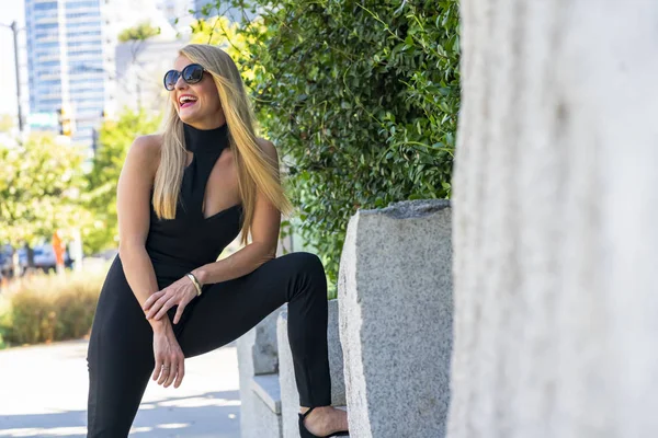 Een mooie blonde model geniet van een zomers dagje buiten in het Park — Stockfoto