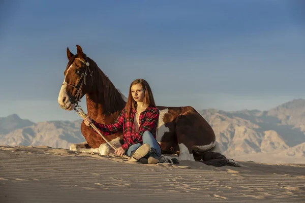 A Lovely Brunette Model Walks Her Horse Through The Desert On A Summers Day — Stock Photo, Image