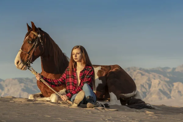 A Lovely Brunette Model Walks Her Horse Through The Desert On A Summers Day — Stock Photo, Image