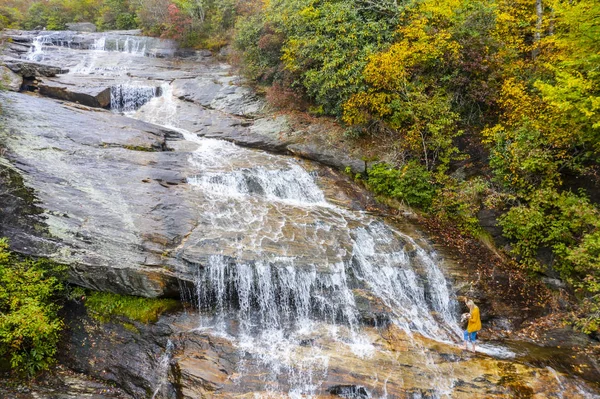 Scenic View Of A Waterfall Nestled In The Carolina Mountains — Stock Photo, Image