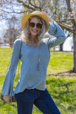 Bir yerel park hamile sarışın Model