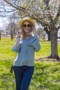 Bir yerel park hamile sarışın Model