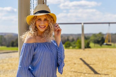 Bir yerel park hamile sarışın Model