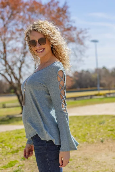Těhotná blondýna Model v místním parku — Stock fotografie