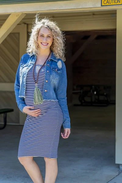 Incinta bionda modella a un locale parco — Foto Stock