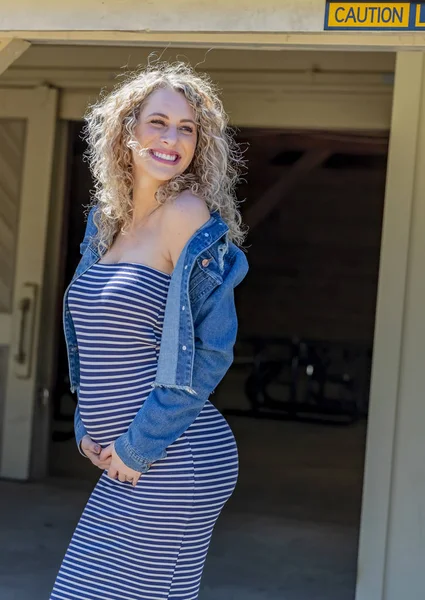 Modelo de loira grávida em um parque local — Fotografia de Stock