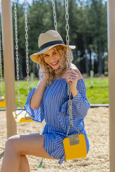 地元の公園で妊娠中の金髪モデル — ストック写真