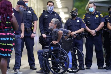 29 Mayıs 2020 - Houston, Teksas, ABD: Houston, TX şehir merkezinde polis ve izleyiciler çarpışırken isyancılar George Floyd 'un Minneapolis polisi tarafından dövülmesini ve öldürülmesini protesto ettiler..