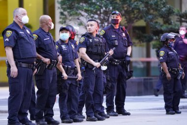 29 Mayıs 2020 - Houston, Teksas, ABD: Houston, TX şehir merkezinde polis ve izleyiciler çarpışırken isyancılar George Floyd 'un Minneapolis polisi tarafından dövülmesini ve öldürülmesini protesto ettiler..