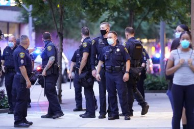 29 Mayıs 2020 - Houston, Teksas, ABD: Houston, TX şehir merkezinde polis ve izleyiciler çarpışırken isyancılar George Floyd 'un Minneapolis polisi tarafından dövülmesini ve öldürülmesini protesto ettiler..