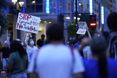 29 Mayıs 2020 - Houston, Teksas, ABD: Houston, TX şehir merkezinde polis ve izleyiciler çarpışırken isyancılar George Floyd 'un Minneapolis polisi tarafından dövülmesini ve öldürülmesini protesto ettiler..