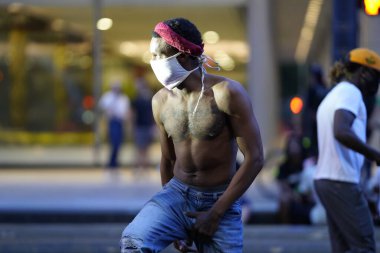 29 Mayıs 2020 - Houston, Teksas, ABD: Houston, TX şehir merkezinde polis ve izleyiciler çarpışırken isyancılar George Floyd 'un Minneapolis polisi tarafından dövülmesini ve öldürülmesini protesto ettiler..