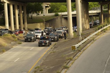 29 Mayıs 2020 - Houston, Teksas, ABD: Houston, TX şehir merkezinde polis ve izleyiciler çarpışırken isyancılar George Floyd 'un Minneapolis polisi tarafından dövülmesini ve öldürülmesini protesto ettiler..
