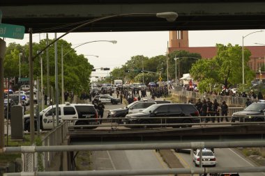 29 Mayıs 2020 - Houston, Teksas, ABD: Houston, TX şehir merkezinde polis ve izleyiciler çarpışırken isyancılar George Floyd 'un Minneapolis polisi tarafından dövülmesini ve öldürülmesini protesto ettiler..